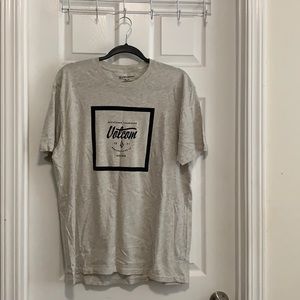 Men’s gray volcom T-shirt